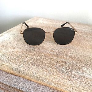 QUAY - Light gold frame with blank tinted lenses.